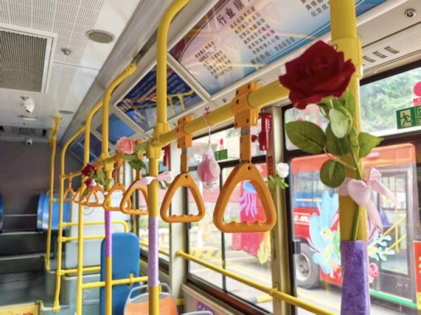 实盘配资平台 七夕公交车变身“浪漫小窝” 青岛317路驾驶员为乘客打造别样出行体验