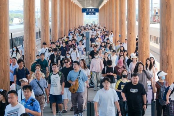 配资查询网 直击铁路返程高峰：广州南出站通道全开启，加开深圳方向动车