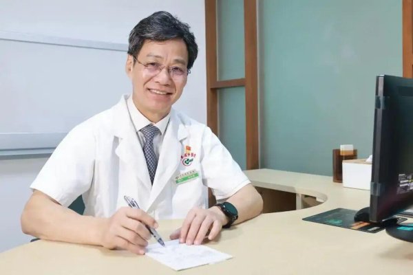 股指配资资讯网 空调房里一定穿好袜子！62岁名中医“德叔”5句掏心话，全是养生细节